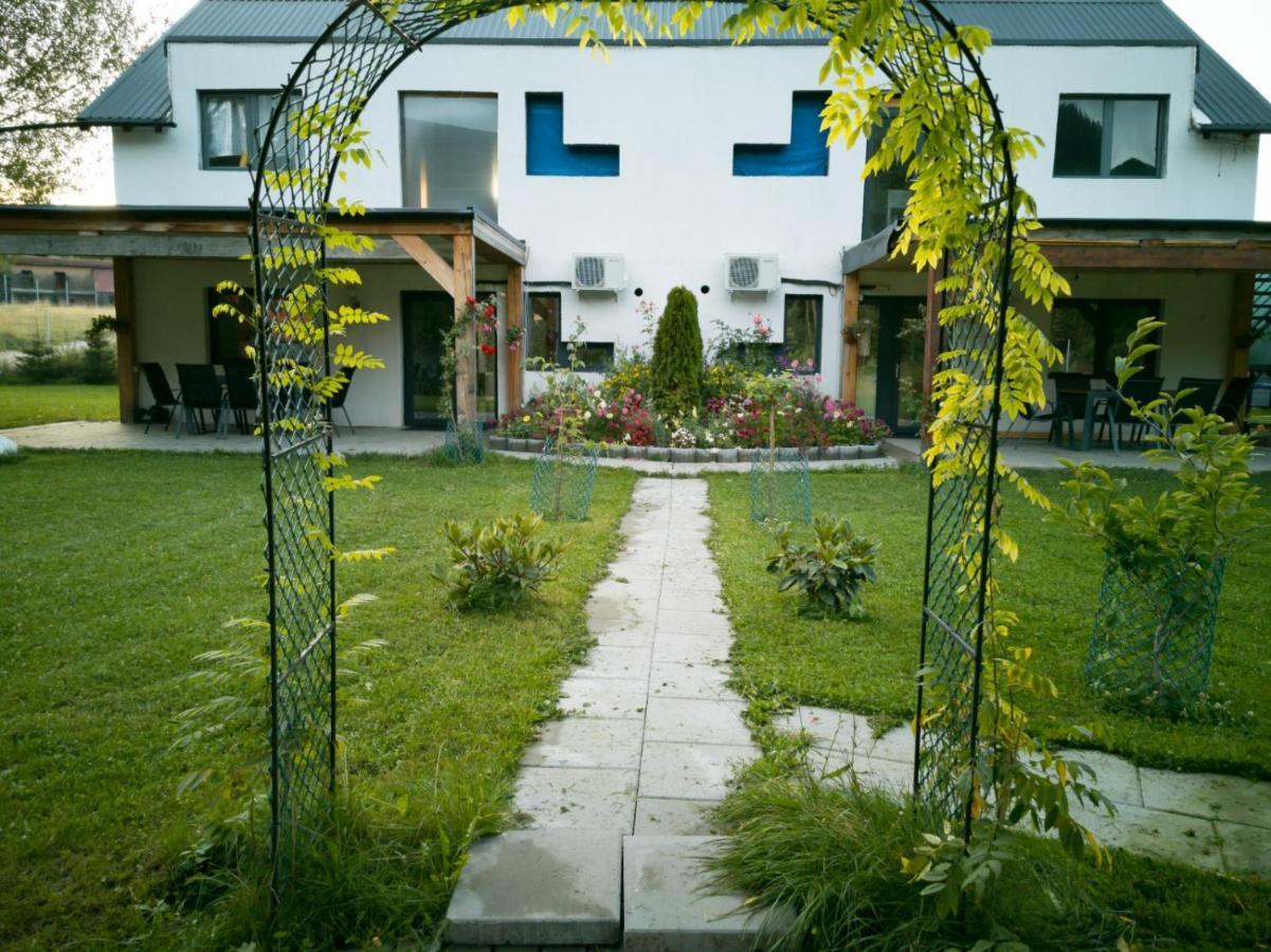 Cedar Crest Aparthotel Rîşnov Exteriör bild
